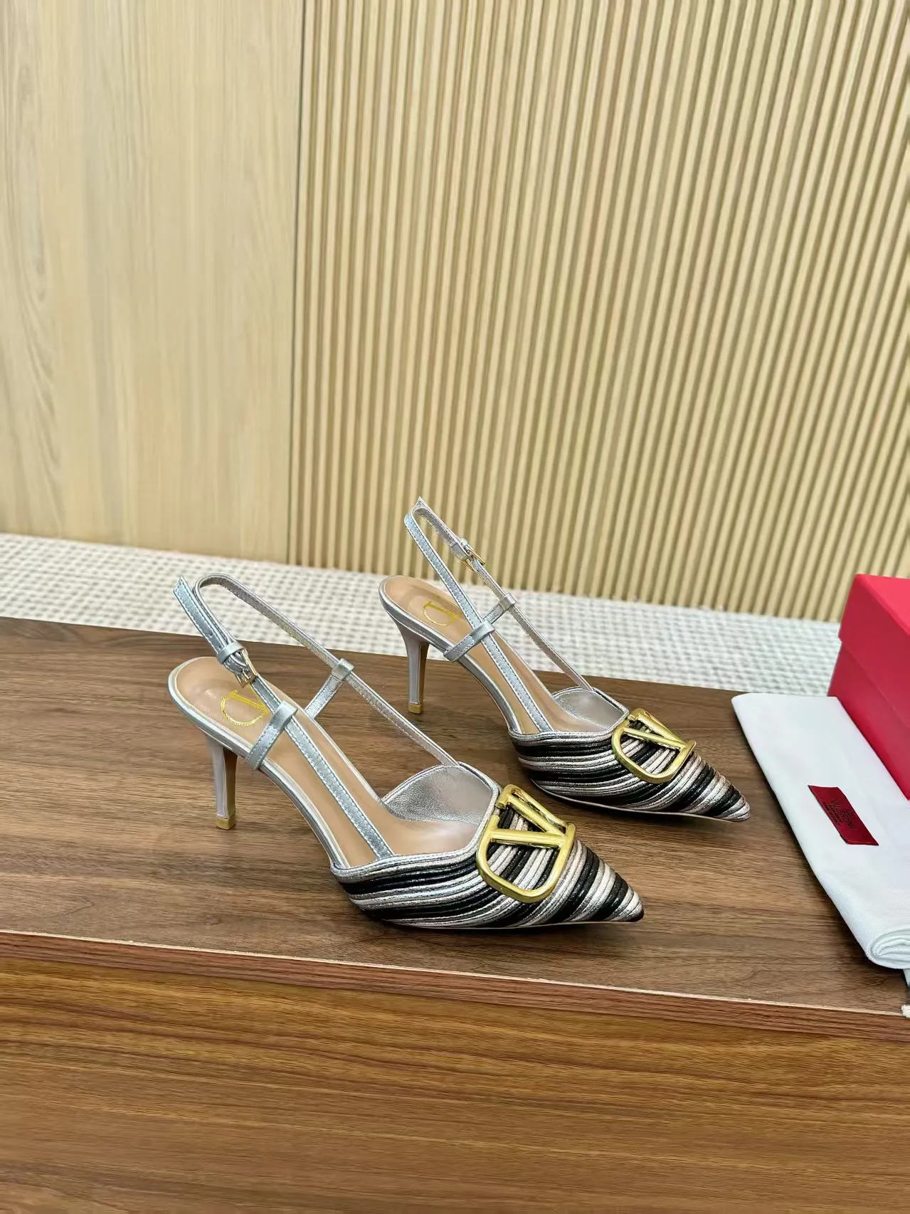👟👟Ex-factory price 440👟👟 Genuine leather sole +40 Top version 𝑉𝐴𝐿𝐸𝑁𝑇𝐼𝑁𝑂 Valentino new spring and summer women's back hollow sandals. The unique [unique V family hand-woven design] brings out a full sense of high-end, and the new season will live up to expectations! Worth buying★Absolutely high-grade❥Original method, Absolutely sensual❥Elegant style, creating a different feeling, simple and elegant style!  Code number: 35-41 (34-42 customized, non-returnable) Lining: Sheepskin lining Heel height: 7.5 cm Leather outsole Rubber outsole